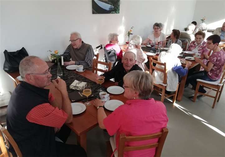 Bei einem guten Glas Rotwein oder Getränk wurde der erste Durst gelöscht.privat