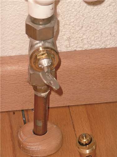 Bei einem hydraulischen Abgleich wird die Durchflussmenge angepasst, so dass das Wasser den Heizkörper optimal durchströmt. Voraussetzung ist ein voreinstellbares Thermostat-Ventil. VZ-RLP