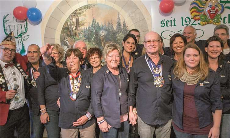 Bei einem karnevalistischen Frühschoppen in der Schützenhalle stellte Sitzungspräsident Stefan Meier (l.) die neuen Wormersdorfer Tollitäten vor: Prinz Heinz I. (Born) und Prinzessin Helga I. (Nekes), von zahlreichen Adjudanten und Helfern unterstützt. JOST