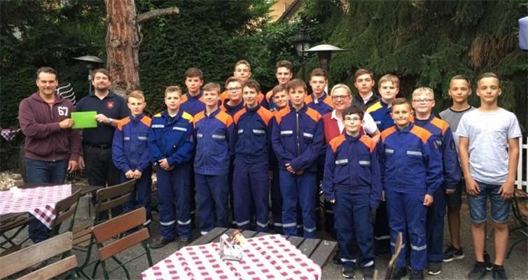 Bei einem kleinen Fest nahm die Jugendfeuerwehr die Spende entgegen. privat
