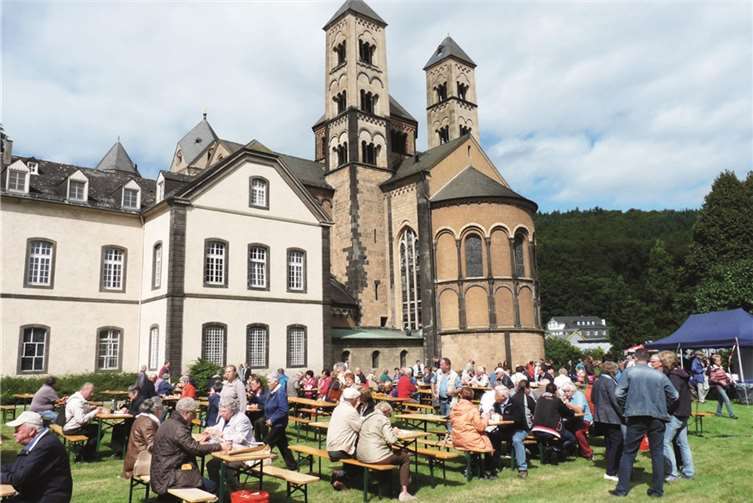 Bei einem kleinen Imbiss genießen die Besucher das einmalige Ambiente auf der „Abtswiese“. -FRE-