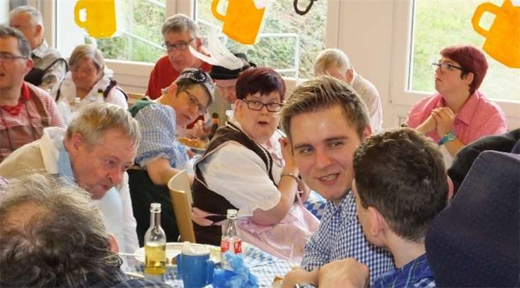 Bei einem kühlen Bier und deftigen Schmankerln genossen alle Anwesenden den Abend und feierten ausgelassen miteinander.