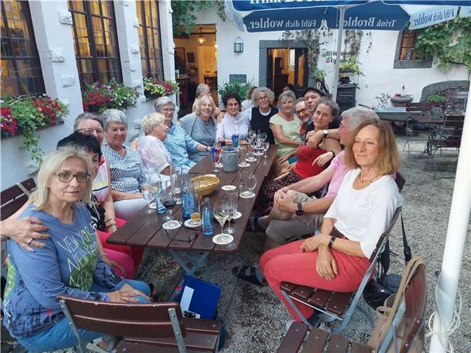 Bei einem kühlen Getränk, einem leckeren Essen, sommerlichen Temperaturen und guter Laune lässt sich die Zeit gut verbringen. Quelle: Turnverein Bad Breisig