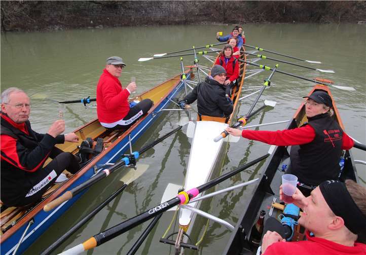 Bei einem kurzen Zwischenstopp im Neuwieder Jachthafen wurde das Jahr mit einem Glas Sekt gebührend verabschiedet. privat
