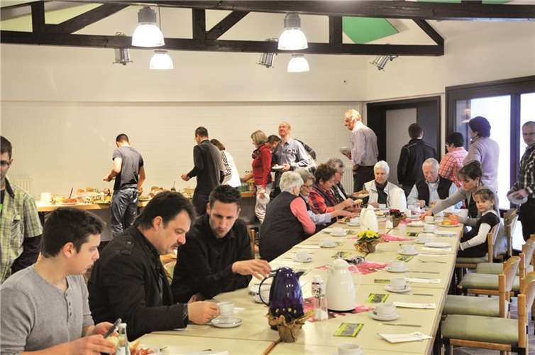 Bei einem leckeren Frühstücksbüffet ließen die anwesenden Helfer und Helferinnen den Umbau Revue passieren.privat