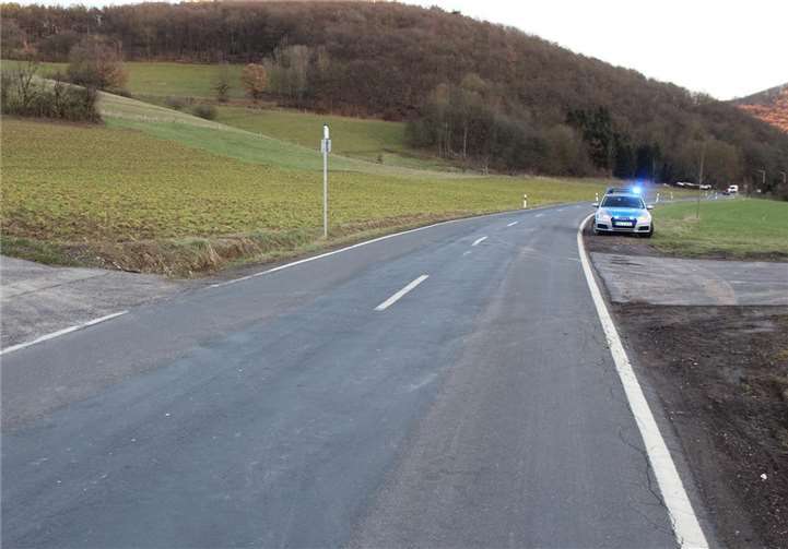 Bei einem schweren Verkehrsunfall wurde eine 18-jährige Kradfahrerin nach einem Zusammenstoß mit einem Auto schwer verletzt. Foto: Polizei