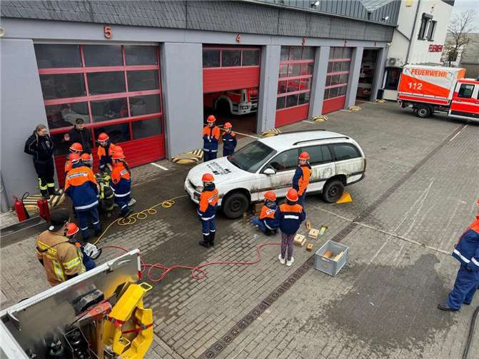 Bei einem simulierten Verkehrsunfall vor der Feuerwache am Stierweg mussten die Jungen und Mädchen zeigen, was sie gelernt haben. Foto: Feuerwehr Weißenthurm