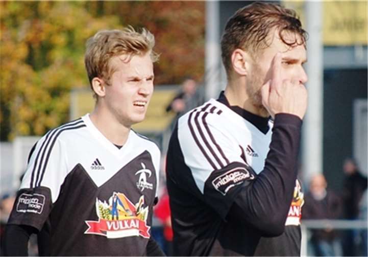 Bei einem solch kuriosen Saisonverlauf konnte sich auch Alexej Eberhardt von der SG Eintracht Mendig/Bell nur an den Kopf fassen, links im Bild sein Mannschaftskollege Niklas Heinemann.