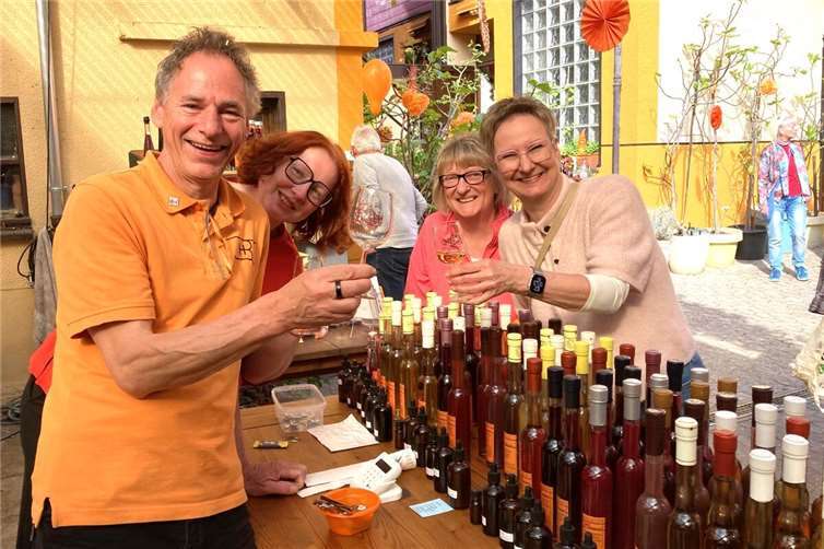 Bei einem traumhaften Wetter genossen zahlreiche Besucher das beliebte Event „Wein & Frühling Pläsier“ in Eller. Fotos: TE
