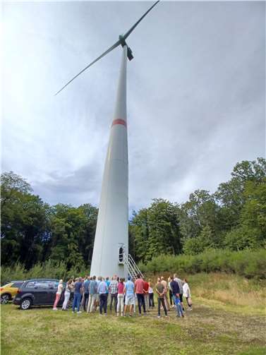 Bei einer Exkursion besuchten interessierte Ratsmitglieder und Ortsbürgermeister die Verbandsgemeinden Arzfeld und Südeifel, die beiden schon seit einigen Jahren im Bereich der erneuerbaren Energien aktiv sind. Die dortigen Bürgermeister, Ortsbürgermeister und Verwaltungsarbeiter berichteten ausführlich und offen über ihre Wind- und Solarparks, Gesellschaften, Projektpartner, Gewinnmöglichkeiten sowie Chancen und Risiken. Höhepunkt der Tour war die Besichtigung eines Windrads bei Großkrampenberg. Foto: VG Montabaur / Christina Weiß)