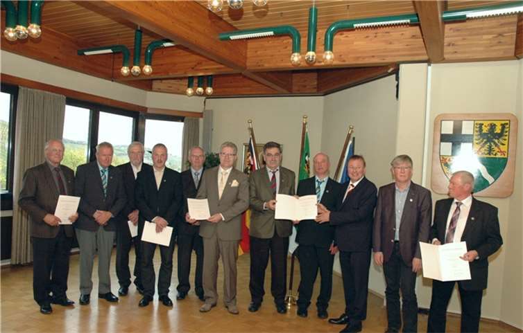 Bei einer Feierstunde im großen Sitzungssaal der Kreisverwaltung zeichnete Landrat Dr. Jürgen Pföhler verdiente Bürger aus dem Landkreis Ahrweiler aus.-UM