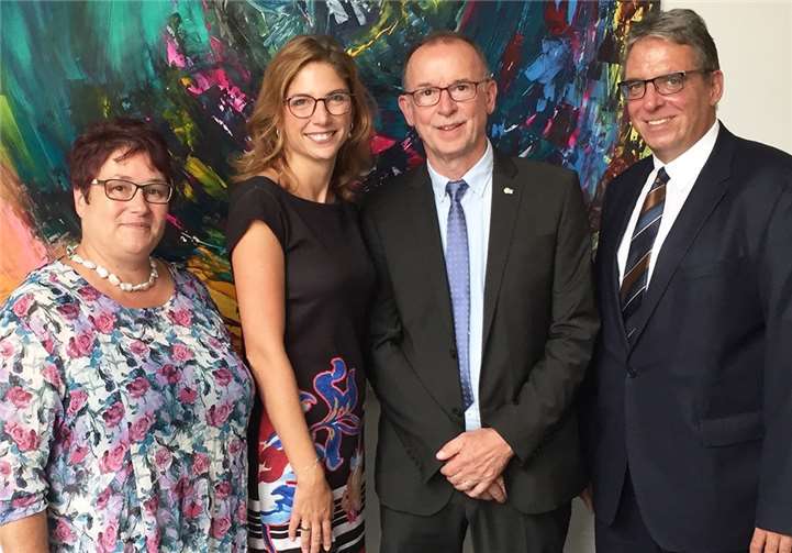 Bei einer Feierstunde in Mainz erhielt Lothar Lehmler (2.v.r.) die Staatsmedaille aus den Händen von Sozialministerin Sabine Bätzing-Lichtenthäler (2.v.l.). Mit dabei waren die Kadenbacher Ortsbürgermeisterin Ute Kühchen und Andree Stein, der Erste Beigeordnete der Verbandsgemeinde Montabaur. privat