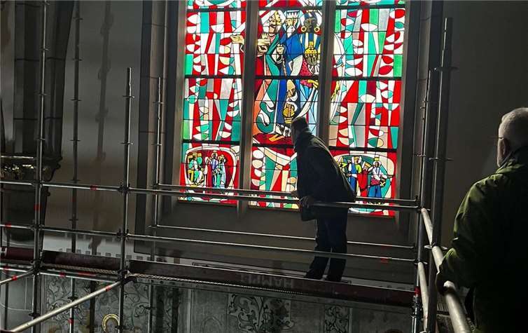 Bei einer Gerüstführung kann man sich einmal ganz nah die kunstvollen und frisch gereinigten Fenster der St. Laurentiuskirche anschauen.  Foto:privat