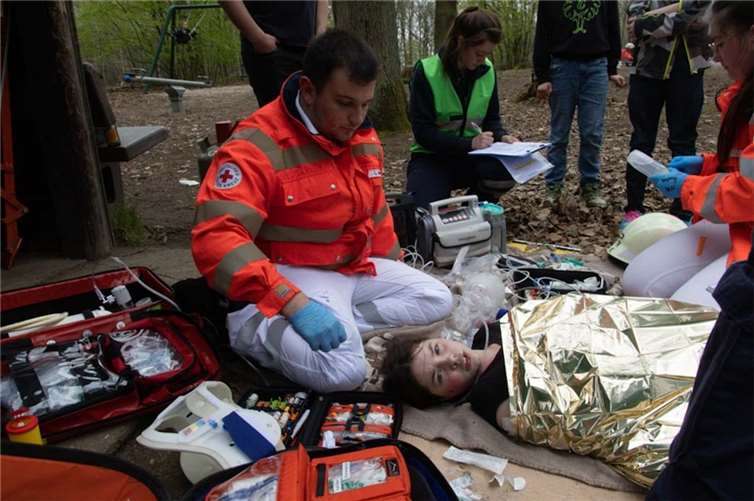 Bei einer Großübung mit der Feuerwehr übten die DRK-Azubis im Rahmen eines Praxistages die Versorgung und das Retten von Personen mit Verbrennungen im Wald. Foto: Denis Freund/DRK-Kreisverband Ahrweiler e.V.