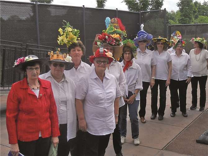 Bei einer Hutmodenschau zeigen die Landfrauen Mayer-Koblenz selbst entworfene Modelle. privat