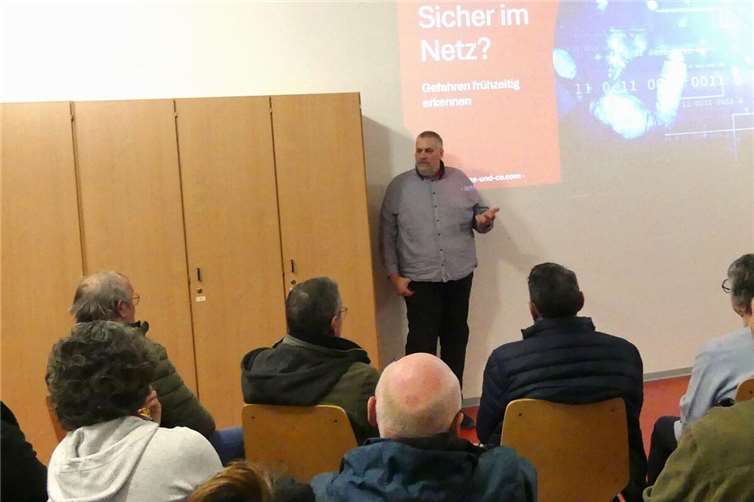 Bei einer Informationsveranstaltung der Dorfakademie klärte ID-Forensik-Experte Dirk Schindowski über die Gefahren der Cyberkriminalität auf.  Fotos: TE