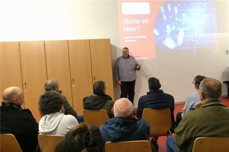 Bei einer Informationsveranstaltung der Dorfakademie klärte ID-Forensik-Experte Dirk Schindowski über die Gefahren der Cyberkriminalität auf. Fotos: TE