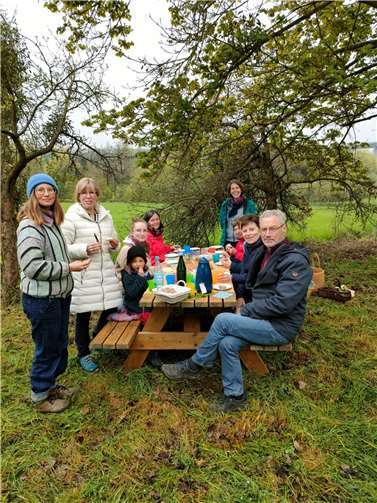 Bei einer Kräuterwanderung mit den Kräuterpädagoginnen Gerlinde Brenk und Anke Haas trafen sich viele interessierte Natur- und Kräuterfreunde am Streuobstlehrpfad in Waldorf.  Foto: privat