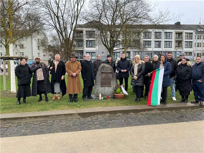 Bei einer Kranzniederlegung am Gedenkstein für die durch die Nationalsozialisten ermordeten Sinti und Roma gedachten unter anderem Koblenzer Bürger und Politiker am Peter-Altmeier-Ufer der NS-Opfer.  Foto: Django Reinhardt Music Friends e.V.