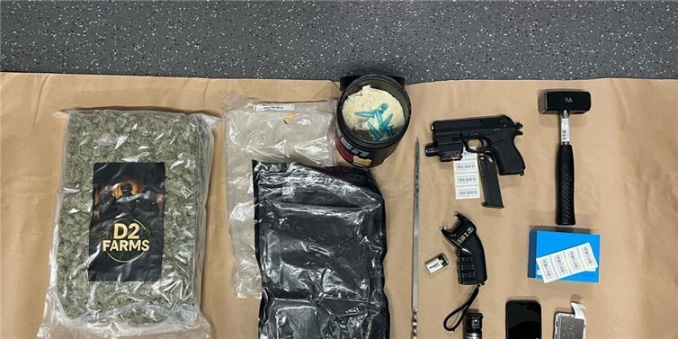 Bei einer Polizeikontrolle wurden große Mengen Cannabis und Waffen gefunden.