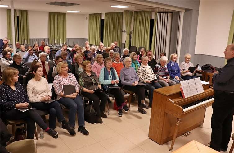 Bei einer Projektchorprobe im Dorfgemeinschaftshaus Wirscheid.Foto: privat