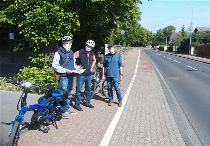 Bei einer Radtour durch die Stadt nahmen (v.l.) „ProRad“-Initiator Reinhard Kracht und FWG Fahrrad-AG-Sprecher Dr. Klaus Peplow zusammen mit Klaus Hillesheim von der Stadtverwaltung die Fahrradwegeinfrastruktur in Augenschein. So wie hier in der Aktienstraße, in der teilweise die Markierung des Fahrradweges fehlt, wurden dabei mehrere Mängel und Verbesserungsmöglichkeiten aufgenommen. Hier soll zeitnah Abhilfe geschaffen werden.Foto: FWG Andernach e.V.