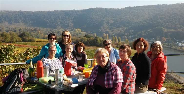 Bei einer Rast konnten die Frauen die herrliche Aussicht über das Moseltal genießen.  privat
