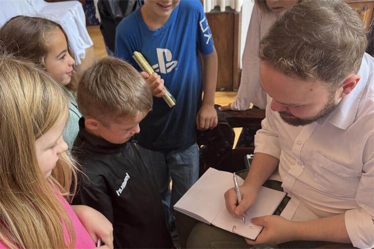 Bei einer Signierrunde versah Ivo Vajler die mitgebrachten Bücher mit persönlichen Widmungen.