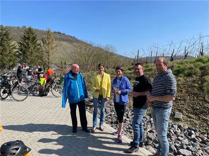 Bei einer Spendenaktion zugunsten der Lebenshilfe im Rahmen einer Benefiz-Radtour sprachen (v. l.) Ulrich van Bebber, Christina Steinhausen mit Daniela Schmitt über einen provisorischen Radweg entlang der Ahr. Foto: FDP/Kreis Ahrweiler