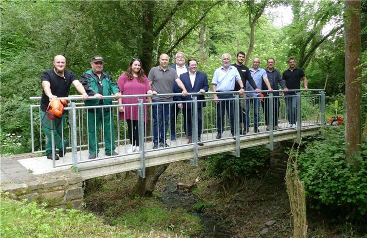 Bei einer Stippvisite machten sich der scheidende Verbandsbürgermeister Bruno Seibeld, Jobcenter-Geschäftsführer Rolf Koch und der neue Kreisbeigeordnete Pascal Badziong ein persönliches Bild von den Arbeiten am Oberfeller Bach.  Fotos: Caritasverband Koblenz e.V.