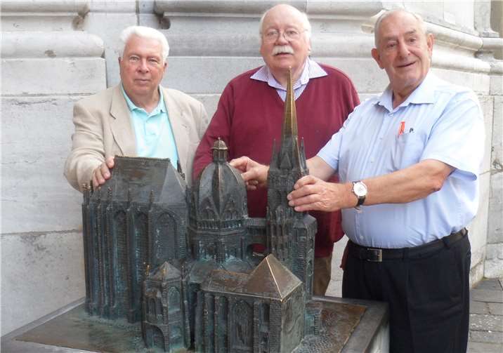 Bei einer Studienreise zum Aachener Dom (v.l.): Siegfried Schwaner, Kurt Wachsmuth, Vereinsvorsitzender Raimund Schink.Foto: privat