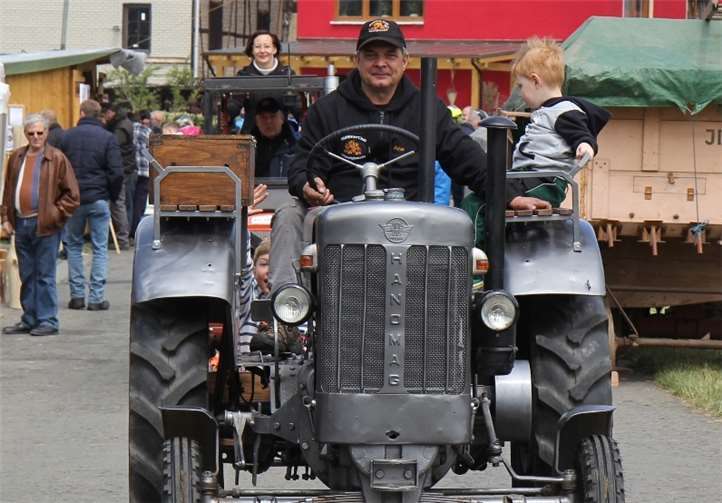 Bei einer Treckerfahrt hatten auch die Kleinsten ihren Spaß.