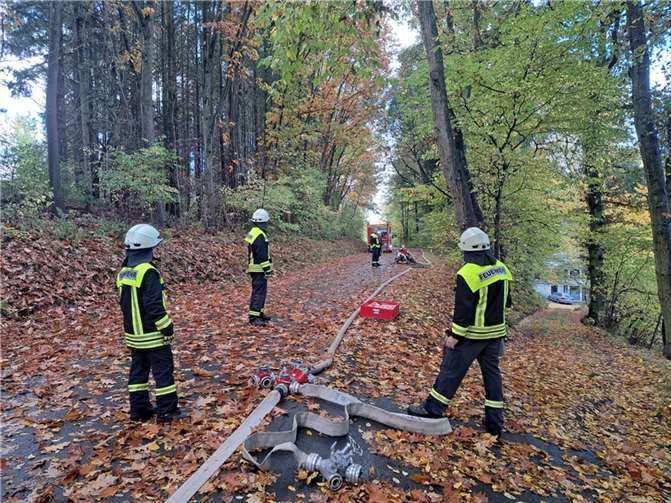 Bei einer Übung der Freiwilligen Feuerwehren rund um Montabaur wurde ein Waldbrand auf dem Köppel simuliert. Dazu musste eine Schlauchleitung über 3.000 Meter vom Aubach in Eschelbach zur Waldschule in Horressen verlegt und sechs Pumpstationen installiert werden. Bei Eschelbach wurde die Leitung über die Autobahn und ICE-Trasse geführt.  Foto: Feuerwehren in der VG Montabaur