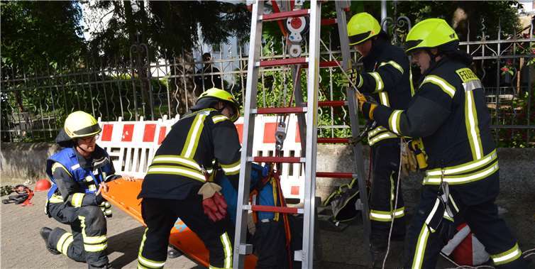 Bei einer Übung wurde eine „verletzte Person“ aus dem Kanal geborgen.