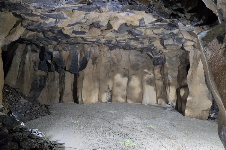 Bei einer Vor-Ort-Besichtigung zu gefährdeten Hohlräumen im Basaltabbaugebiet „Am Layerhof“ konnten sich die Fraktionen 2025 einen Überblick über die Gefährdungssituation verschaffen.