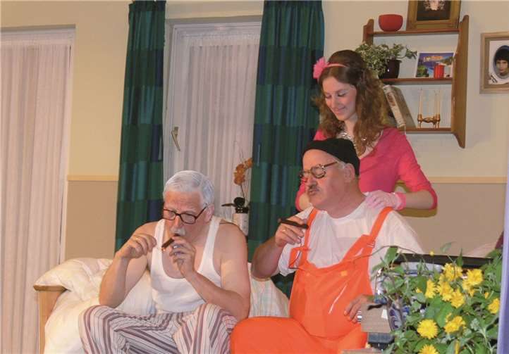 Bei einer Wohlfühlmassage von Rosi und einer Mosel-Havanna lassen es sich Opa Müller-Schön und Spezi Paul Schnitzer gut gehen.