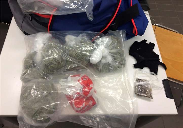 Bei einer Wohnungsdurchsuchung e in Bonn-Kessenich wurde eine Sporttasche mit Cannabis sichergestellt. Foto: Polizei Bonn