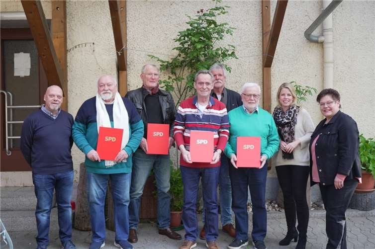 Bei einer feierlichen Zeremonie wurden die verdienten Mitglieder Dieter Bollmann und Winfried Hagemeister für 25 Jahre, Hans Nowak und Horst Brenner für 60 Jahre Mitgliedschaft in der Partei gewürdigt.  Foto: Tobias Querbach