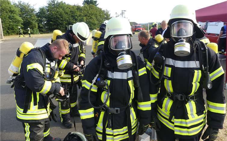 Bei einer gemeinsamen Feuerwehrübung an der Greimersburger Gemeindehallekamen unter anderem drei Trupps Atemschutzträger zum Einsatz. Fotos: TE