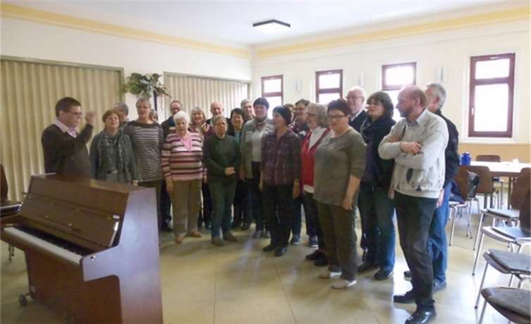 Bei einer gemeinsamen Probe hatten die Sängerinnen und Sänger der Bad Ems Singers und „Ad Acta“ Zeit, um sich auf das große Konzert „Oldies but Goldies“ vorzubereiten. privat