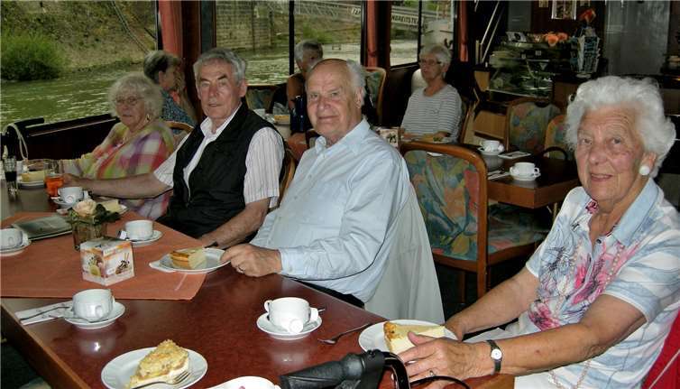Bei einer gemütlichen Kaffeerunde genossen die Senioren den Ausflug. privat