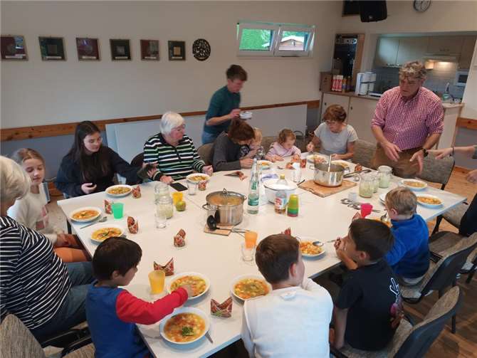 Bei einer gemütlichen Runde genossen alle die gemeinsame Mahlzeit. Foto:privat