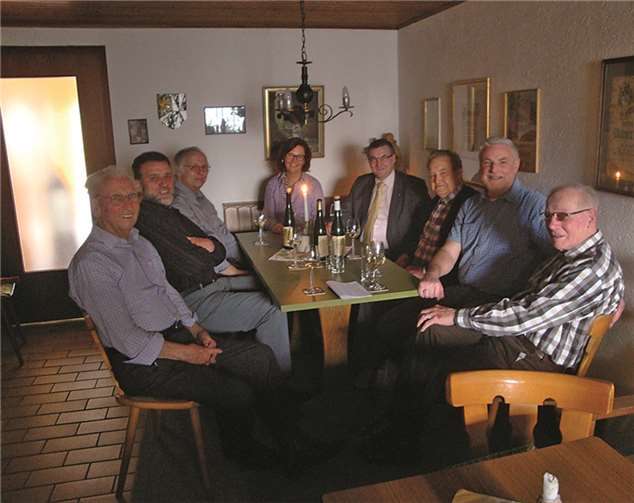 Bei einer guten Flache Wein saß man in geselliger Runde gemütlich beisammen. privat