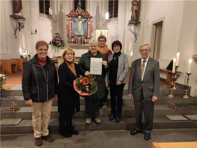 50 Jahre Chorgesang Bei einer kleinen Feier am Vorabend ehrte die Vorsitzende Brigitte Schmickler die Chorleiterin Karin Zepp für 50 Jahre Chorgesang mit einer Urkunde und einem Blumenstrauß und bedankte sich auch für ihre unermüdliche Arbeit mit dem Chor. Foto: privat