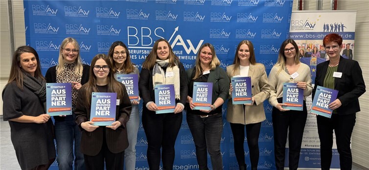 Bei einer kleinen Feierstunde an der BBS Ahrweiler erhielten die Auszubildenden ihre Zertifikate „Kaufmann/-frau International“ der Deutsch-Irischen Industrie- und Handelskammer sowie den Europass Mobilität, der die im Ausland erworbenen Kompetenzen europaweit sichtbar macht.  Foto: Guido Höfer