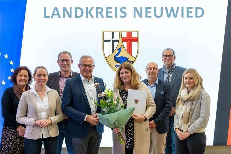 Bei einer kleinen Feierstunde mit Kolleginnen und Kollegen wurde Andrea Oosterdyk nach 37 Jahren bei der Kreisverwaltung Neuwied offiziell verabschiedet.  Foto: Martin Boden / Kreisverwaltung Neuwied