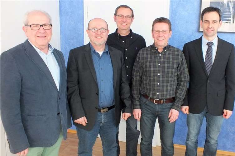 Bei einer kleinen Feierstunde wurden im Rathaus die beiden Jubilare geehrt.privat