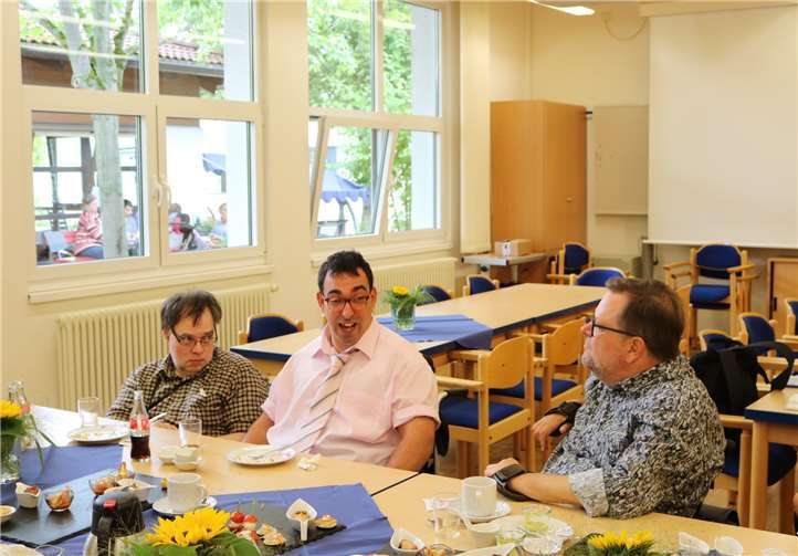 Bei einer kleinen Stärkung unterhielt sich Matthias Rösch mit Stefan und Achim