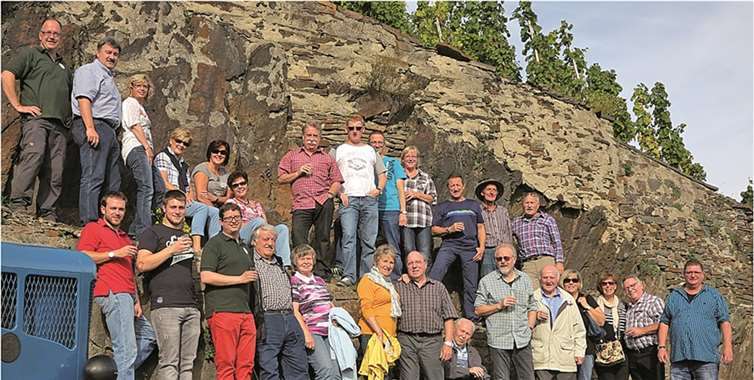 Bei einer kurzen Rast wurde mit dem Refraktometer der Öchslegehalt der Trauben gemessen. privat