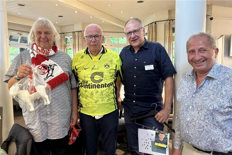 Bei einer launigen Versteigerung von Bundesliga-Artikeln: Hospizstiftungsbotschafter und Ex-Fifa-Schiedsrichter Edgar Steinborn und Clubmitglied Udo Groß (3. und 4. v.l.) mit Kay Andresen und Reinhold Harst (1.und 2. v.l.)